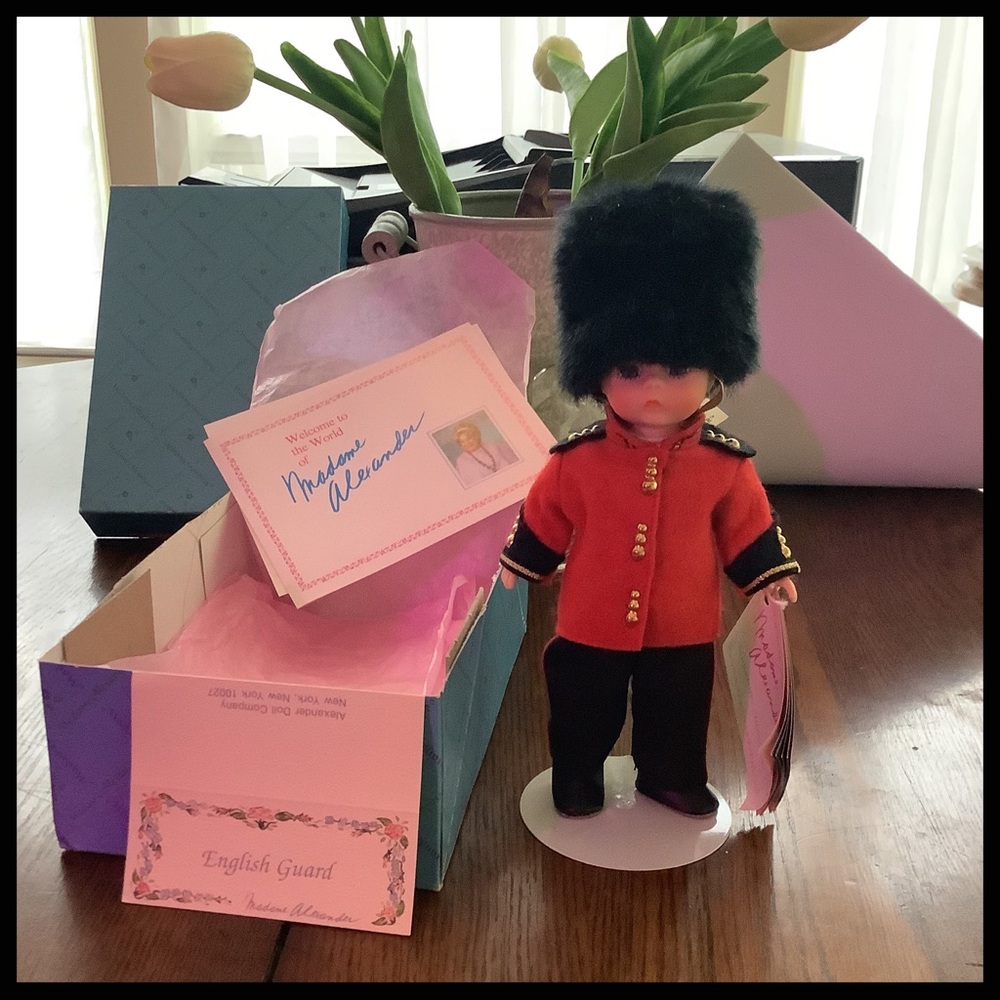 Madame Alexander English Guard W/Stand Orig Box